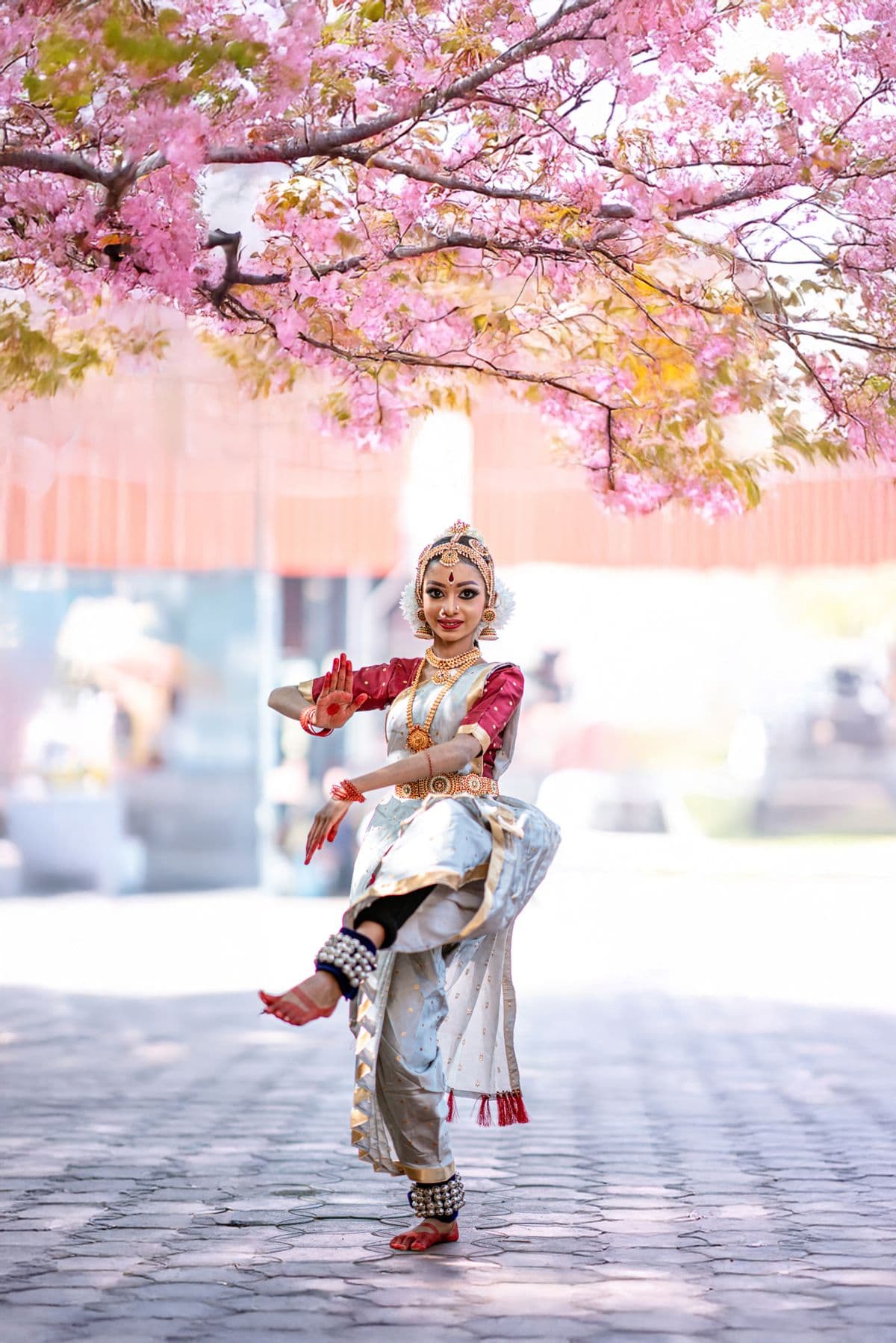 Raniya Rana teaching Bharatanatyam adavus in an online class session
